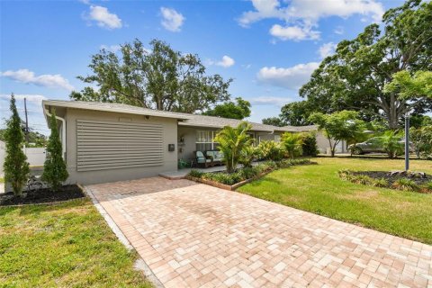 House in Saint Petersburg, Florida 4 bedrooms, 202.53 sq.m. № 1743642 - photo 3