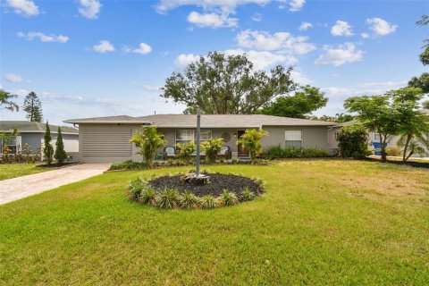 House in Saint Petersburg, Florida 4 bedrooms, 202.53 sq.m. № 1743642 - photo 1