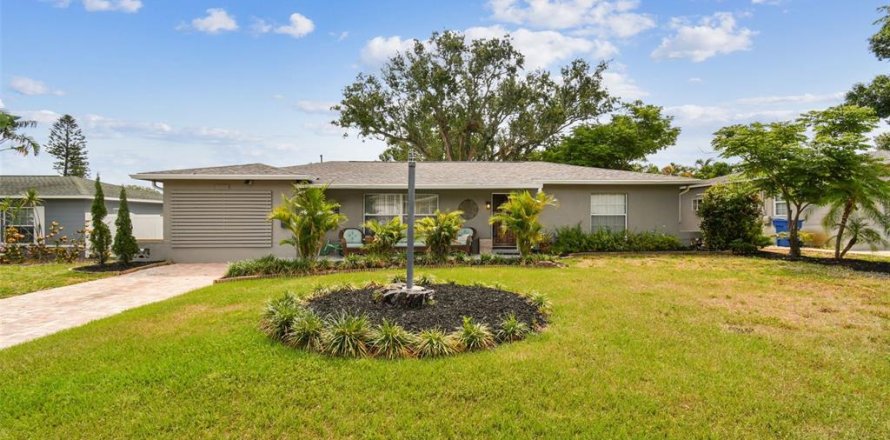 House in Saint Petersburg, Florida 4 bedrooms, 202.53 sq.m. № 1743642