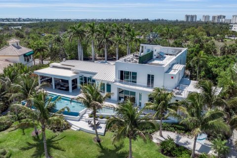 House in Sarasota, Florida 4 bedrooms, 574.69 sq.m. № 2396374 - photo 11