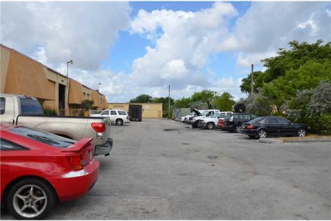 Propiedad comercial en venta en Pembroke Park, Florida № 2154634 - foto 20