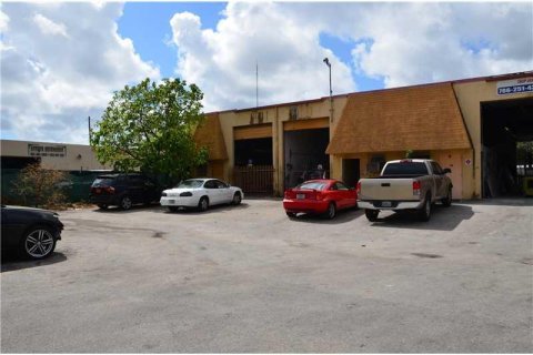 Propiedad comercial en venta en Pembroke Park, Florida № 2154634 - foto 2