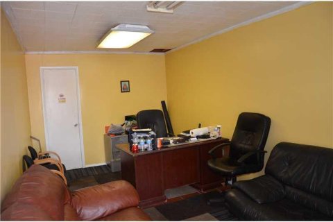 Propiedad comercial en venta en Pembroke Park, Florida № 2154634 - foto 19