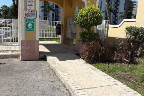 Touwnhouse à louer à North Miami Beach, Floride: 3 chambres, 105.07 m2 № 2076684 - photo 11