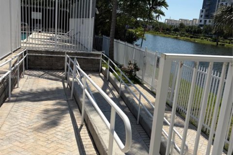 Touwnhouse à louer à North Miami Beach, Floride: 3 chambres, 105.07 m2 № 2076684 - photo 12