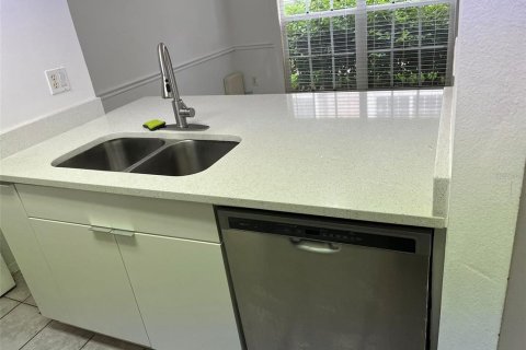 Townhouse in Brandon, Florida 2 bedrooms, 107.67 sq.m. № 2235201 - photo 9