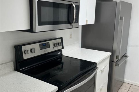 Townhouse in Brandon, Florida 2 bedrooms, 107.67 sq.m. № 2235201 - photo 8