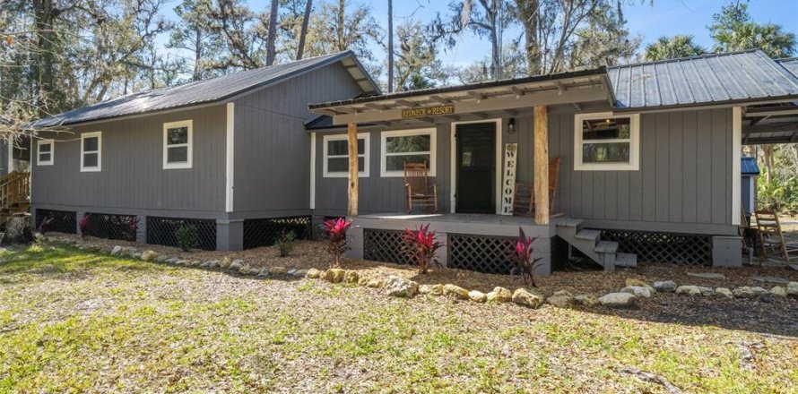 House in Inglis, Florida 5 bedrooms, 155.89 sq.m. № 1733849
