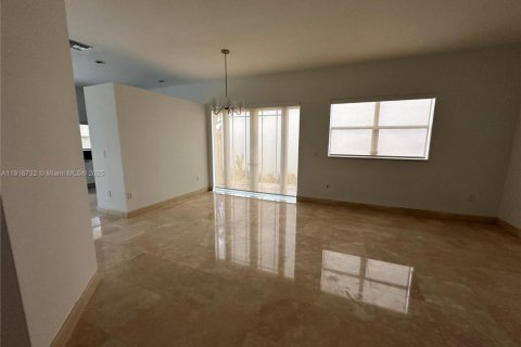 Villa ou maison à vendre à Doral, Floride: 4 chambres, 198.63 m2 № 1973995 - photo 5