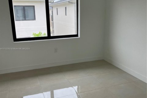 House in AURORA in Florida City, Florida 5 bedrooms, 176.7 sq.m. № 1726304 - photo 20