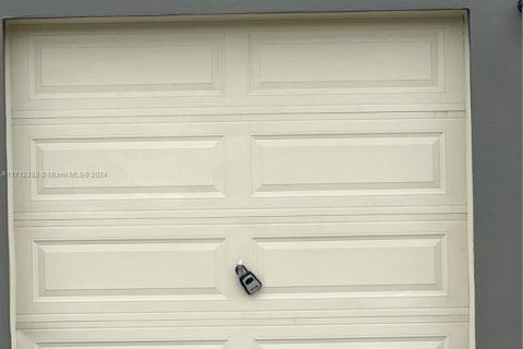 House in AURORA in Florida City, Florida 5 bedrooms, 176.7 sq.m. № 1726304 - photo 11