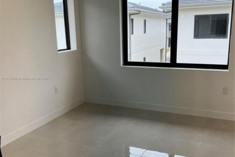 House in AURORA in Florida City, Florida 5 bedrooms, 176.7 sq.m. № 1726304 - photo 24