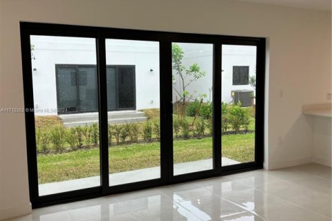 House in AURORA in Florida City, Florida 5 bedrooms, 176.7 sq.m. № 1726304 - photo 19