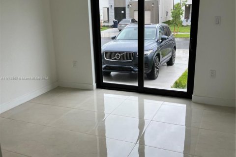 House in AURORA in Florida City, Florida 5 bedrooms, 176.7 sq.m. № 1726304 - photo 16