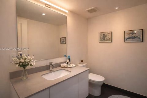 Condo in Miami, Florida, 1 bedroom  № 2242294 - photo 11
