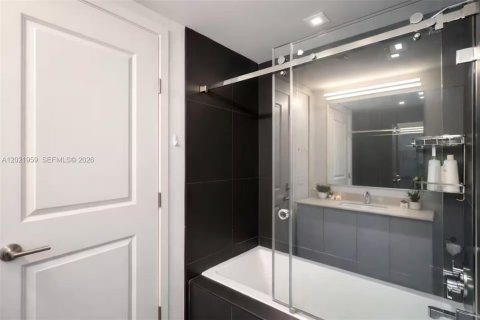 Condo in Miami, Florida, 1 bedroom  № 2242294 - photo 10