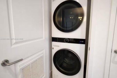 Condo in Miami, Florida, 1 bedroom  № 2242294 - photo 15