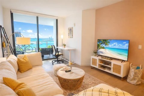 Condo in Miami, Florida, 1 bedroom  № 2242294 - photo 2