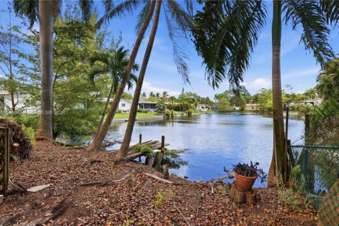 Casa en venta en Dania Beach, Florida, 3 dormitorios, 170.75 m2 № 2048658 - foto 2