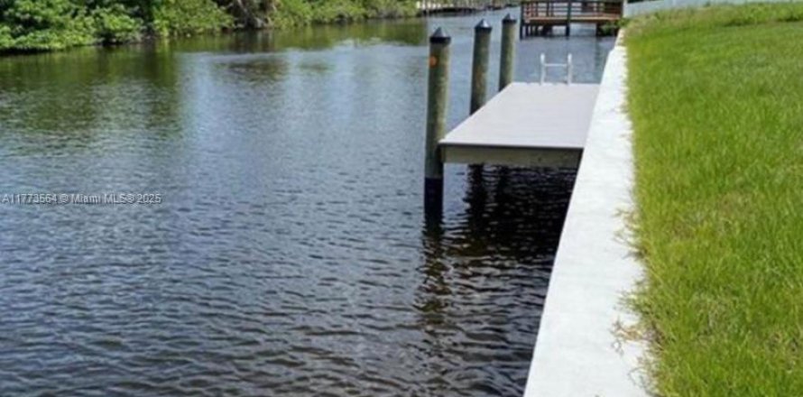 Terrain à Cape Coral, Floride № 1958831