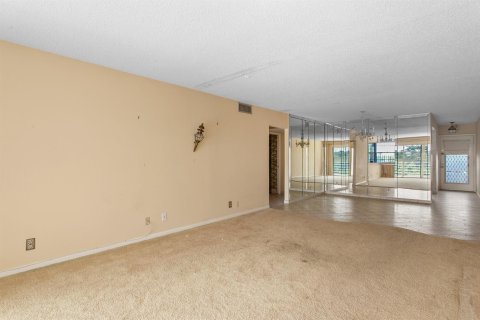 Condo in Coconut Creek, Florida, 2 bedrooms № 2088433 - photo 11