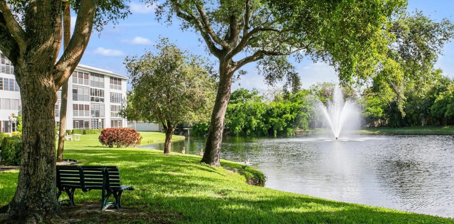 Condo in Coconut Creek, Florida, 2 bedrooms № 2088433
