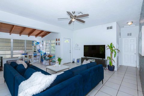 Casa en venta en Hallandale Beach, Florida, 2 dormitorios, 91.97 m2 № 2045758 - foto 10