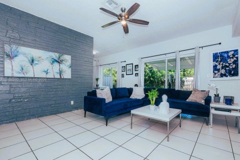 Casa en venta en Hallandale Beach, Florida, 2 dormitorios, 91.97 m2 № 2045758 - foto 11