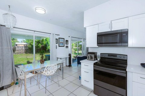 Casa en venta en Hallandale Beach, Florida, 2 dormitorios, 91.97 m2 № 2045758 - foto 5