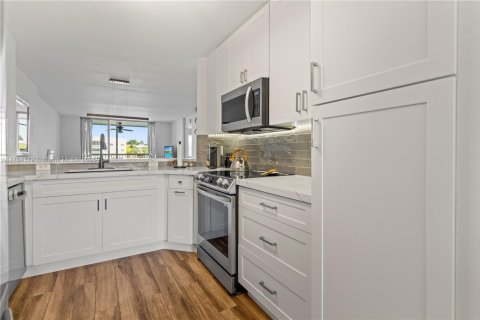 Купить кондоминиум в Тамарак, Флорида 2 спальни, 112.88м2, № 1985500 - фото 23