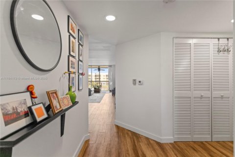 Купить кондоминиум в Тамарак, Флорида 2 спальни, 112.88м2, № 1985500 - фото 25