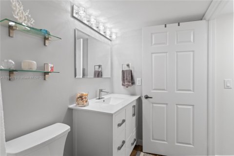 Купить кондоминиум в Тамарак, Флорида 2 спальни, 112.88м2, № 1985500 - фото 28