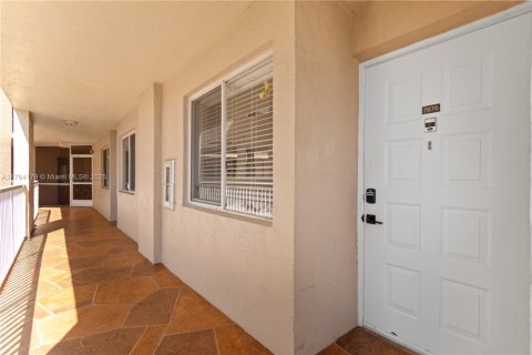 Купить кондоминиум в Тамарак, Флорида 2 спальни, 112.88м2, № 1985500 - фото 8