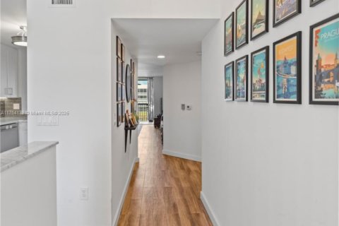 Купить кондоминиум в Тамарак, Флорида 2 спальни, 112.88м2, № 1985500 - фото 13