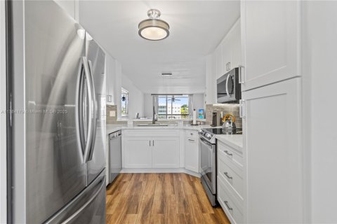 Купить кондоминиум в Тамарак, Флорида 2 спальни, 112.88м2, № 1985500 - фото 21