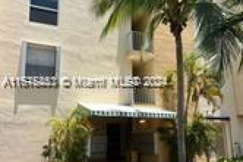 Condo in North Miami Beach, Florida, 1 bedroom № 1984755 - photo 6