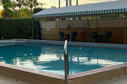 Condo in North Miami Beach, Florida, 1 bedroom № 1984755 - photo 1