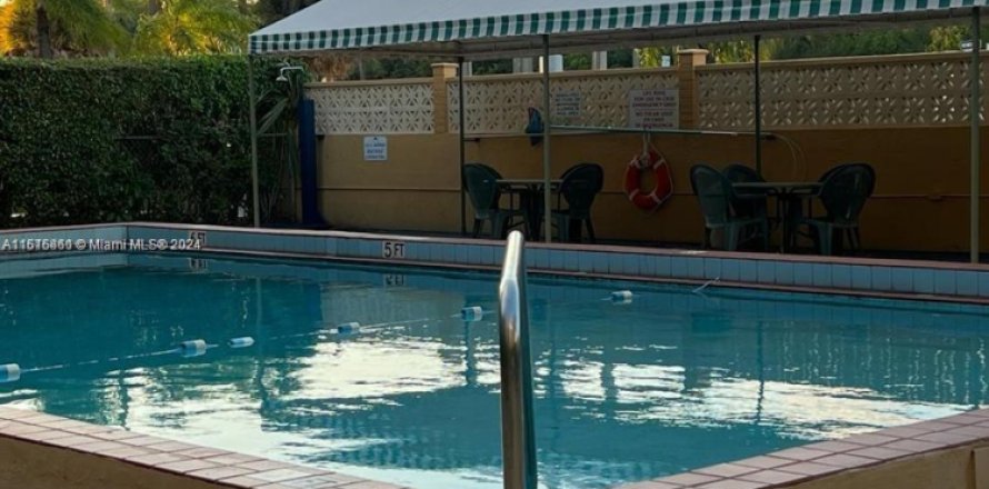 Condo in North Miami Beach, Florida, 1 bedroom № 1984755