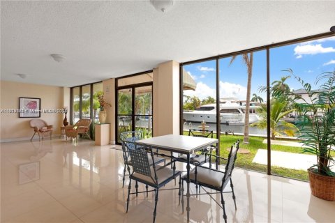 Condo in North Miami Beach, Florida, 1 bedroom № 1984755 - photo 7