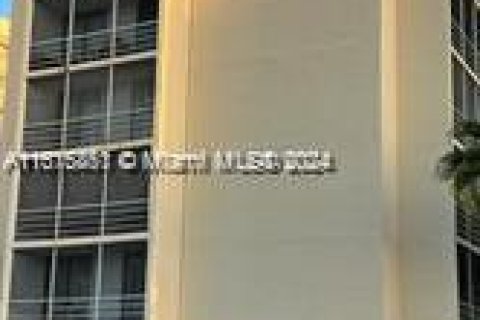 Condo in North Miami Beach, Florida, 1 bedroom № 1984755 - photo 5
