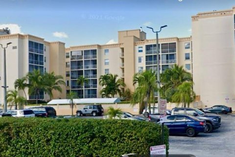 Condo in North Miami Beach, Florida, 1 bedroom № 1984755 - photo 4