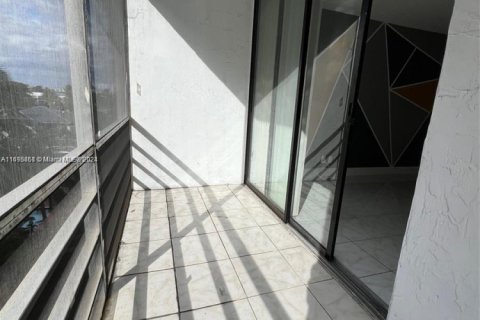 Condo in North Miami Beach, Florida, 1 bedroom № 1984755 - photo 3