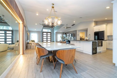 House in Orlando, Florida 3 bedrooms, 241.73 sq.m. № 2150387 - photo 15