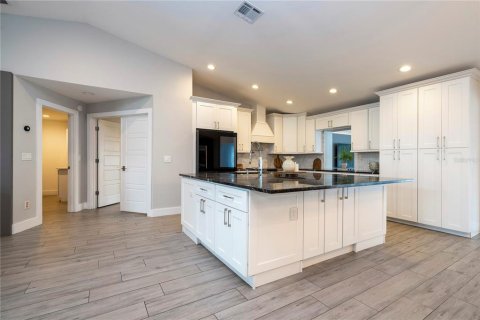 House in Orlando, Florida 3 bedrooms, 241.73 sq.m. № 2150387 - photo 10