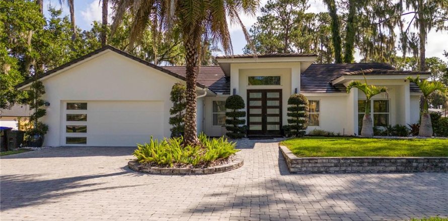 House in Orlando, Florida 3 bedrooms, 241.73 sq.m. № 2150387