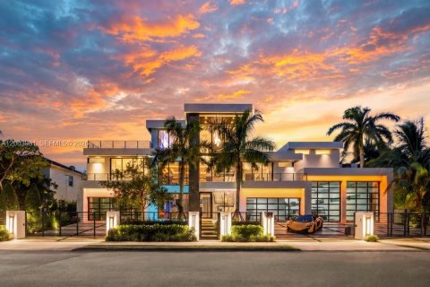 House in Fort Lauderdale, Florida 5 bedrooms, 828.69 sq.m. № 2326918