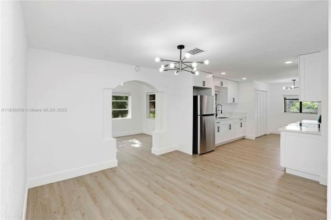 House in Deerfield Beach, Florida 3 bedrooms, 150.04 sq.m. № 1822003 - photo 5