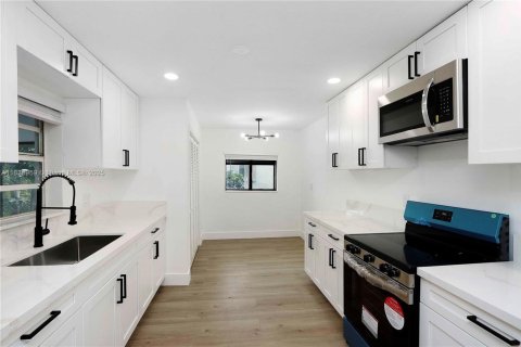 House in Deerfield Beach, Florida 3 bedrooms, 150.04 sq.m. № 1822003 - photo 8