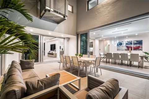 Casa en alquiler en Miami, Florida, 4 dormitorios, 437.57 m2 № 2075292 - foto 7
