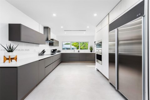 Casa en alquiler en Miami, Florida, 4 dormitorios, 437.57 m2 № 2075292 - foto 12